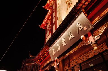 Geleneksel bina gece lambalarıyla aydınlatılıyor.