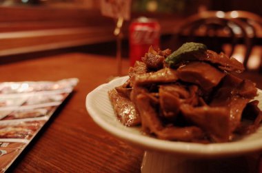 Sosla süslenmiş pişmiş et tabağı.