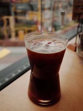 Masada bir bardak soğuk kahve.