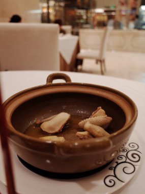 Masanın üzerinde yiyecek dolu bir çömlek.