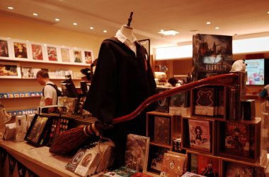 Kitapların ve malların depoda görüntülenmesi