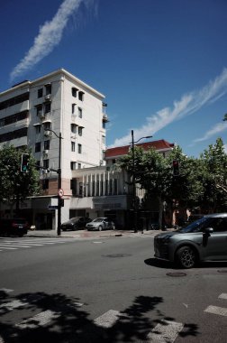 Açık mavi gökyüzü altındaki modern binalar