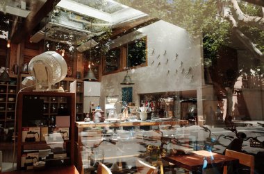 Konforlu restoran alanının iç görünümü