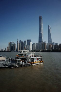 Modern şehrin ufuk çizgisine yakın yüzen tekne