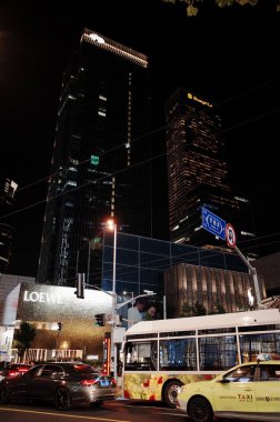 Gece şehir sokaklarında binalar var.