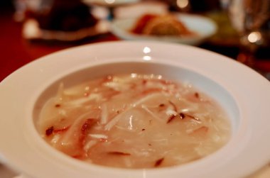 Bir kase ince beyaz erişteli çorba.