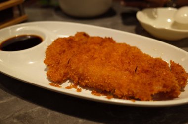 Soya soslu kızarmış balık filetosu.