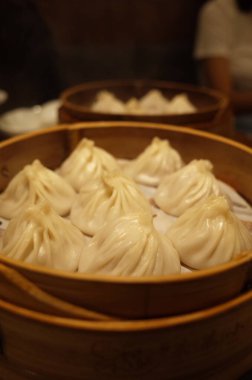 Bambu sepetlerinde buharda pişirilmiş hamur köftesi.