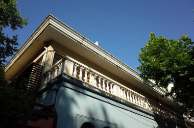 Açık mavi gökyüzü altındaki bina görüntüsü