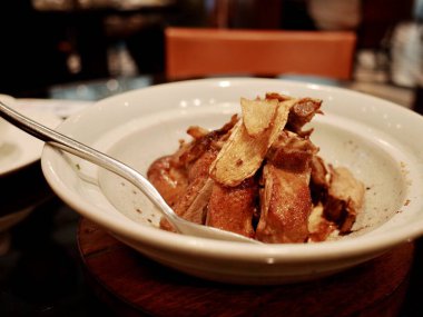 Bir kase pişmiş et ve baharat.