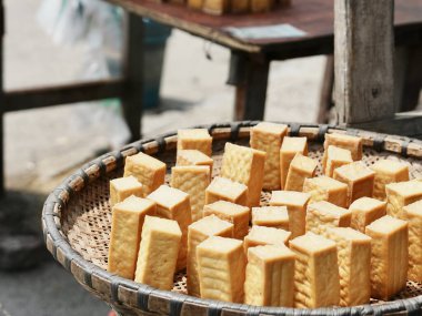 Altın dikdörtgen atıştırmalıklarla dolu sepetler.