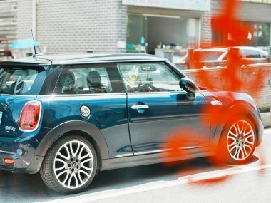 Binanın yakınına park edilmiş mavi araba.