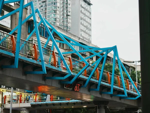 Geometrik tasarımlı renkli modern köprü yapısı