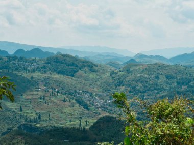 Bulutlu Gökyüzünün altındaki yemyeşil tepeler