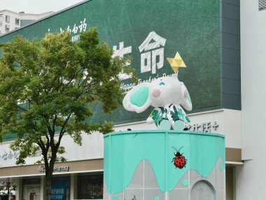 Açık havada büyük renkli bir fil heykeli