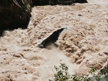 Kayaların üzerinden akan kahverengi su