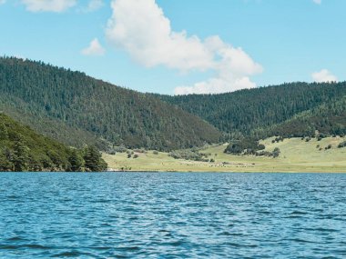 Yeşil dağlarla çevrili sakin göl