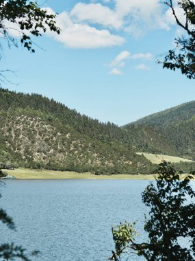 Dağlarla çevrili göl manzarası