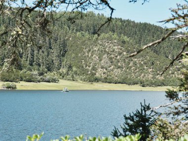 Yeşil tepelerle çevrili sakin göl