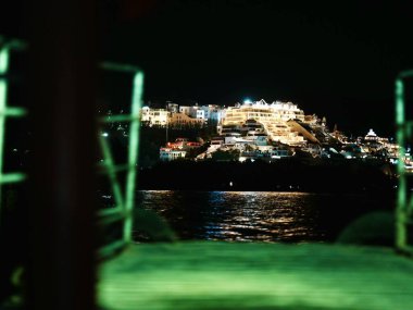 Tepedeki aydınlık şatonun gece manzarası