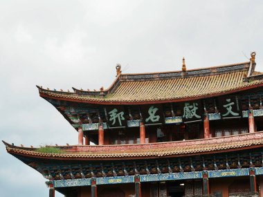 Dekoratif çatı detaylarına sahip geleneksel mimari