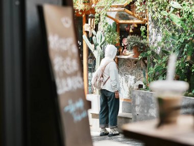 Bahçedeki bitkilere bakan biri.