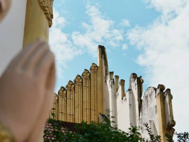 Buda heykeli el antik tapınak kalıntıları yakınında