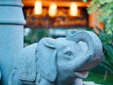 Bahçe düzeninde taş fil heykeli