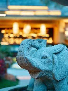 Bahçe düzeninde taş fil heykeli