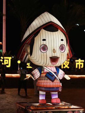 Geceleri gösterilen renkli fener karakteri