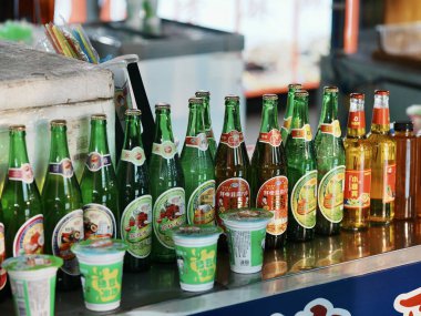 Düzgünce gösterilen çeşitli şişe ve kadehler