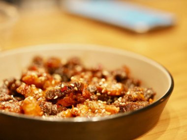 Bir kase dolusu tatlı fındık.