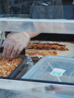 Yemek kamyonu vitrininde yemek hazırlıyorum.