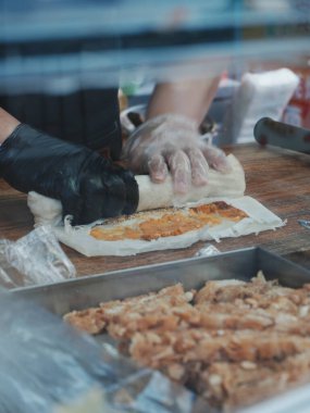 Ellerin ahşap yüzeyde yemek hazırlıyor.