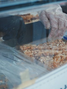 Cam vitrinin içinde yemek dilimleme.