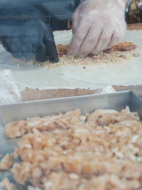 Eller tezgahta yemek hazırlıyor.