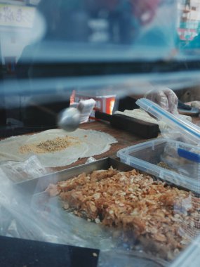 Mutfakta elleri olan yemekleri hazırlıyorum.