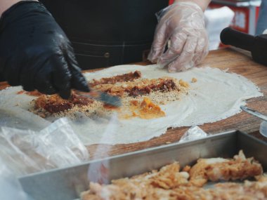 Elle ve eldivenle yemek hazırlıyorum.