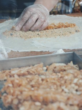 Çıtır çıtır ellerimle yemek hazırlıyorum.