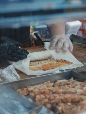 Malzemelerle dolu eller yuvarlanan tortilla