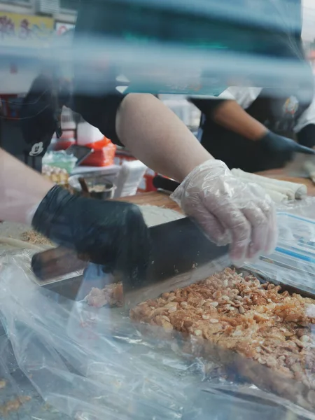 Mutfakta yemek hazırlayan eller.