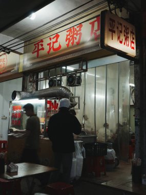 İnsanlar sokak yemekhanesinden yemek sipariş ediyor.