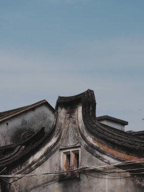 Eğri çatı detaylarına sahip geleneksel mimari