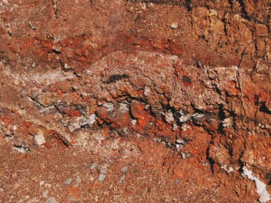 Kırmızımsı kahverengi kayanın desenli yüzeyi