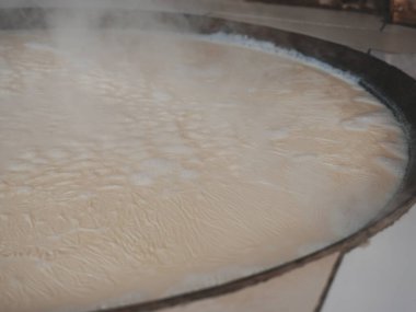 Büyük bir kabın içinde kaynayan sıvı.