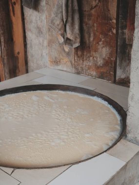 Ahşap yüzeyde duran dairesel hamur.