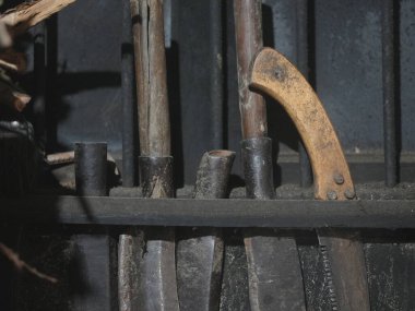 Koyu arkaplana karşı gösterilen çeşitli eski araçlar