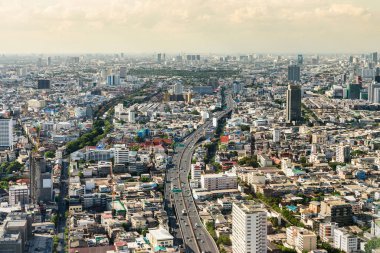 Yüksek açılı şehir manzaralı Bangkok, Tayland, yüksek binalar ve yerleşim alanları.