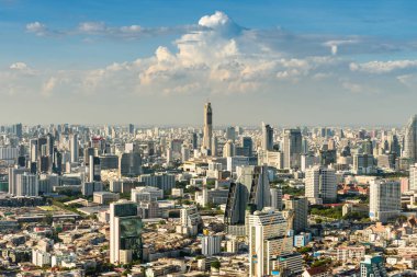 Yüksek açılı şehir manzaralı Bangkok, Tayland, yüksek binalar ve yerleşim alanları.