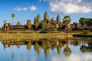 Angkor Wat tapınak kompleksinin geniş açılı görüntüsü tam su yansıması, ikonik ve anıtsal bir dini Kamboçya simgesi.